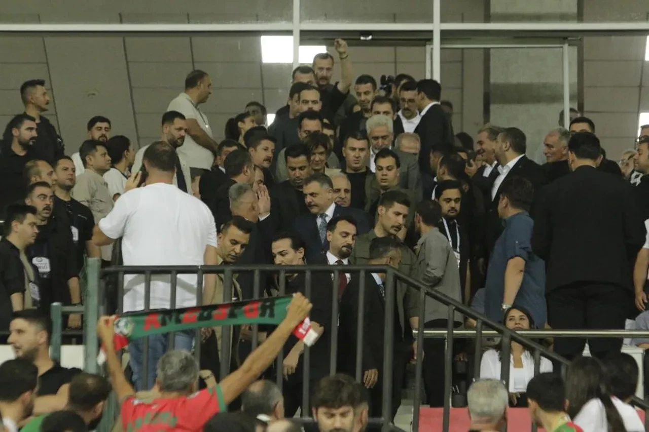 Amedspor-Erzurumspor maçına stattaki pankart damga vurdu! Türkçe ve Kürtçe mesaj verildi