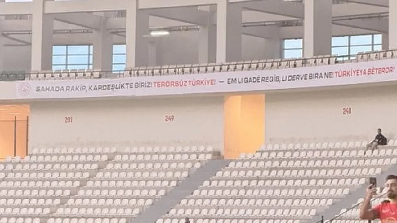 Amedspor-Erzurumspor maçına stattaki pankart damga vurdu! Türkçe ve Kürtçe mesaj verildi