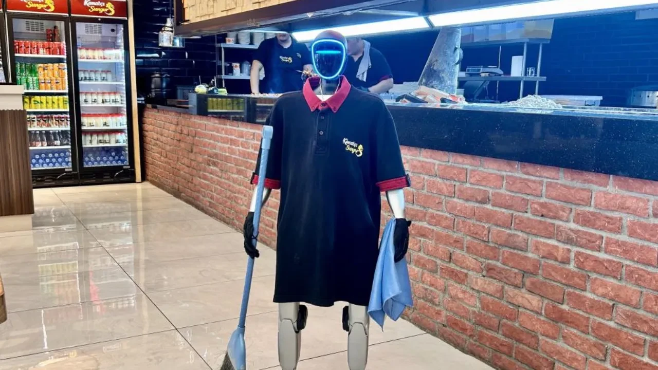 Ankara'da robot garson Fiko gündem oldu: Patronundan hem zam hem iki gün izin istiyor