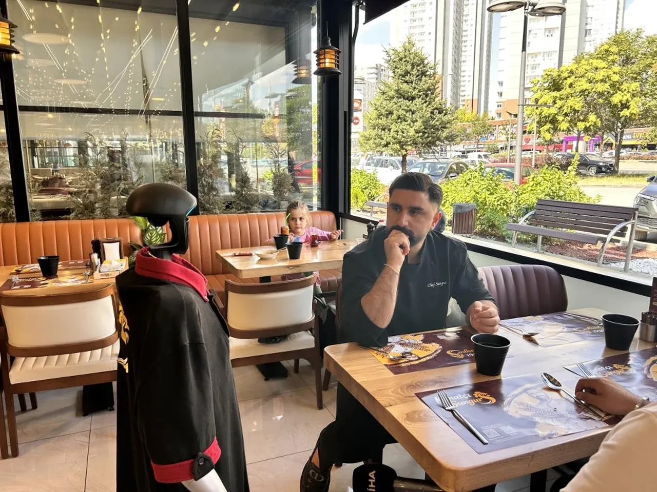 Ankara'da robot garson Fiko gündem oldu: Patronundan hem zam hem iki gün izin istiyor