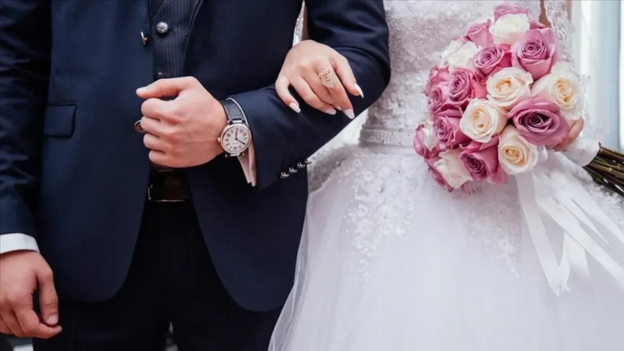 Bakan duyurdu! Aile ve Gençlik Fonu’na dev kaynak: 185 binden fazla genç yuva kurdu