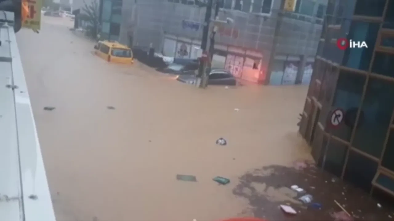 Binanın birinci katı toprak kaymasıyla çamura gömüldü! Güney Kore'deki felakette ölü ve yaralı var