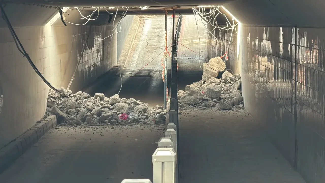 Canını hiçe saydı! Yıkılan köprünün altındaki demirleri toplamaya çalıştı