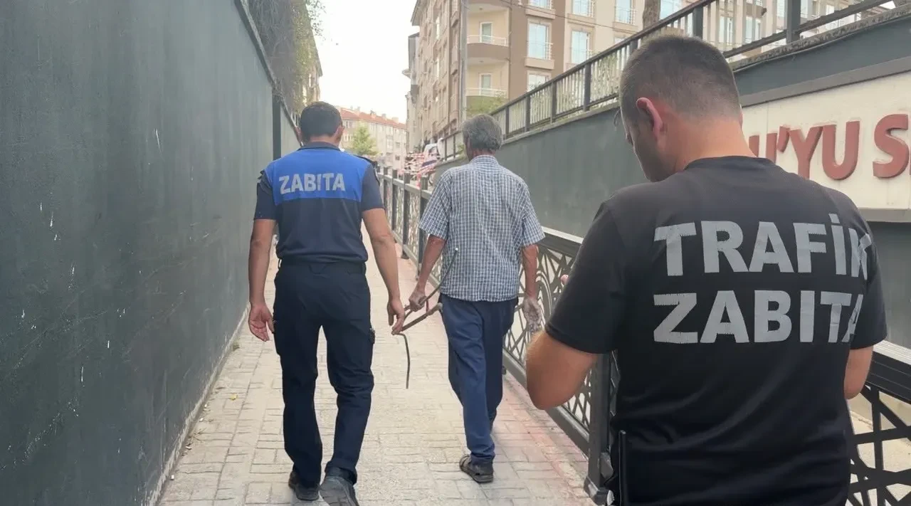 Canını hiçe saydı! Yıkılan köprünün altındaki demirleri toplamaya çalıştı