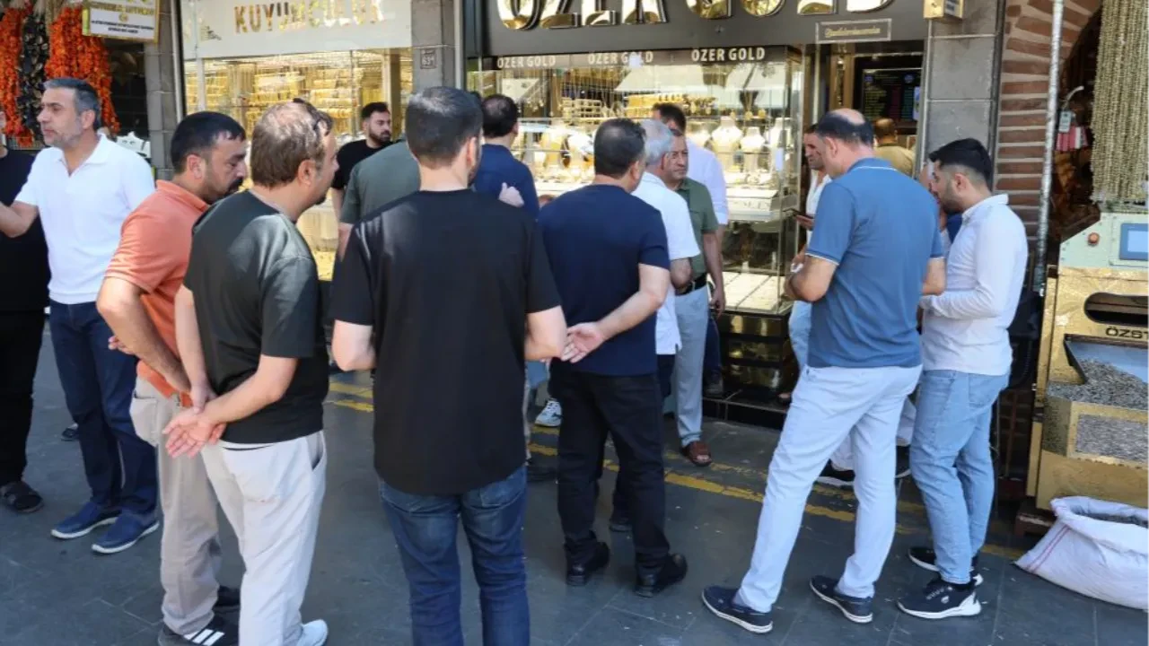 Diyarbakır'da hareketli dakikalar! Kuyumcu dükkanına silahlı saldırı