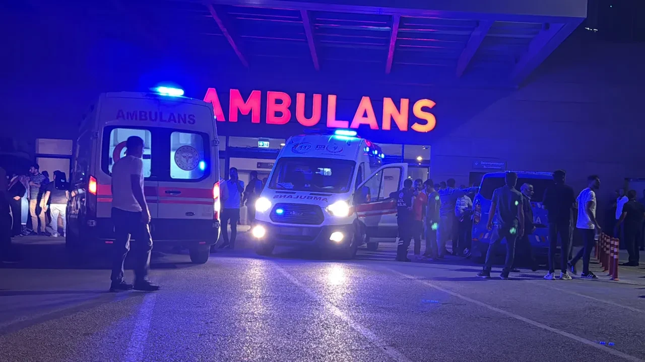  Erzincan’da yolcu otobüsü ile otomobil çarpıştı: 1'i ağır 7 yaralı