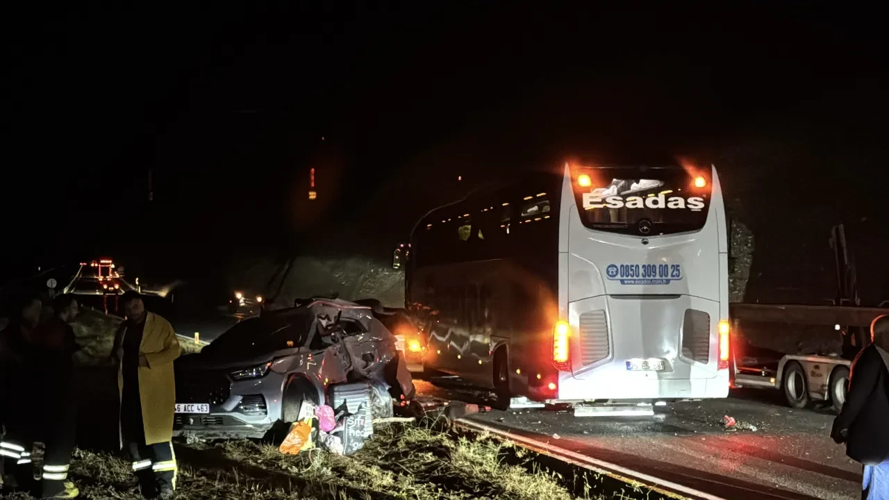  Erzincan’da yolcu otobüsü ile otomobil çarpıştı: 1'i ağır 7 yaralı