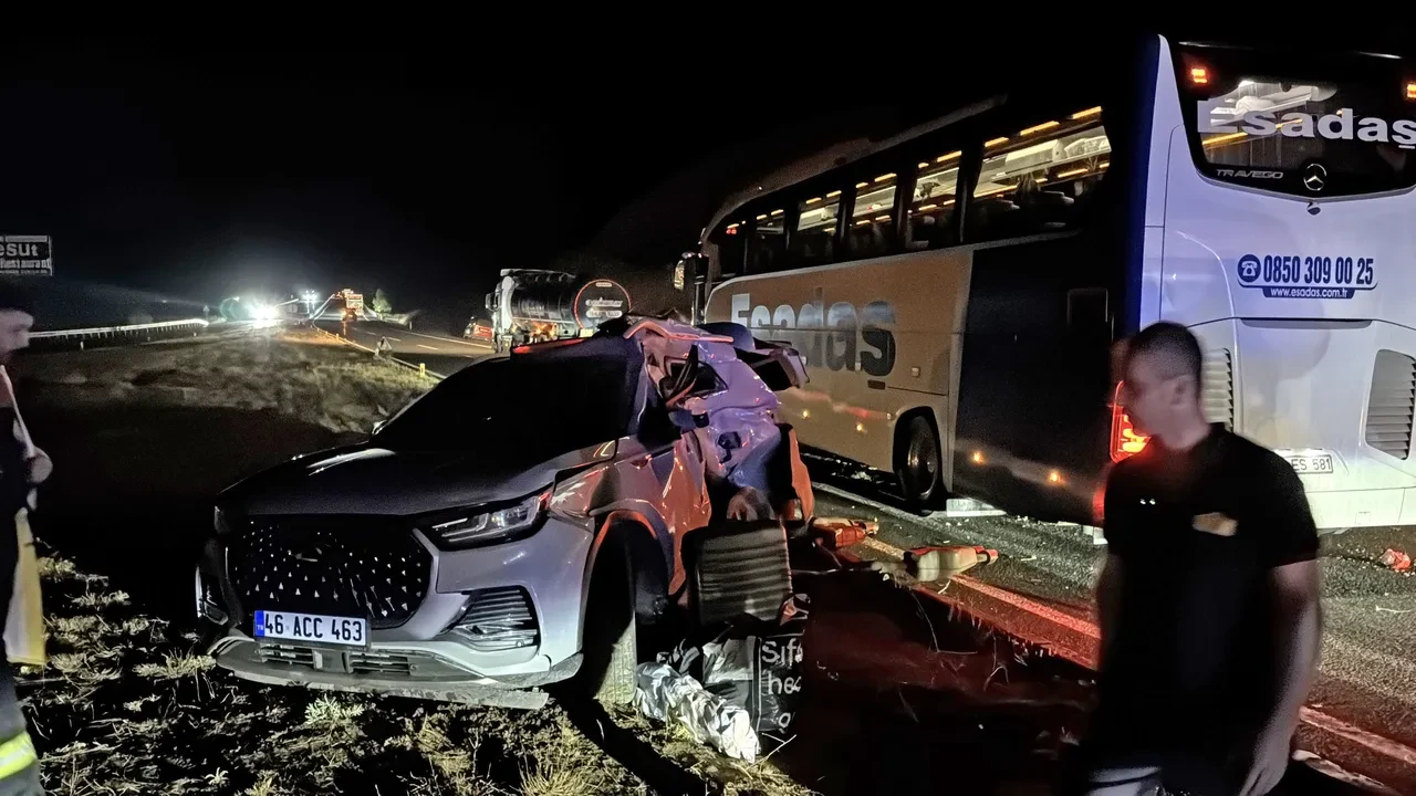  Erzincan’da yolcu otobüsü ile otomobil çarpıştı: 1'i ağır 7 yaralı