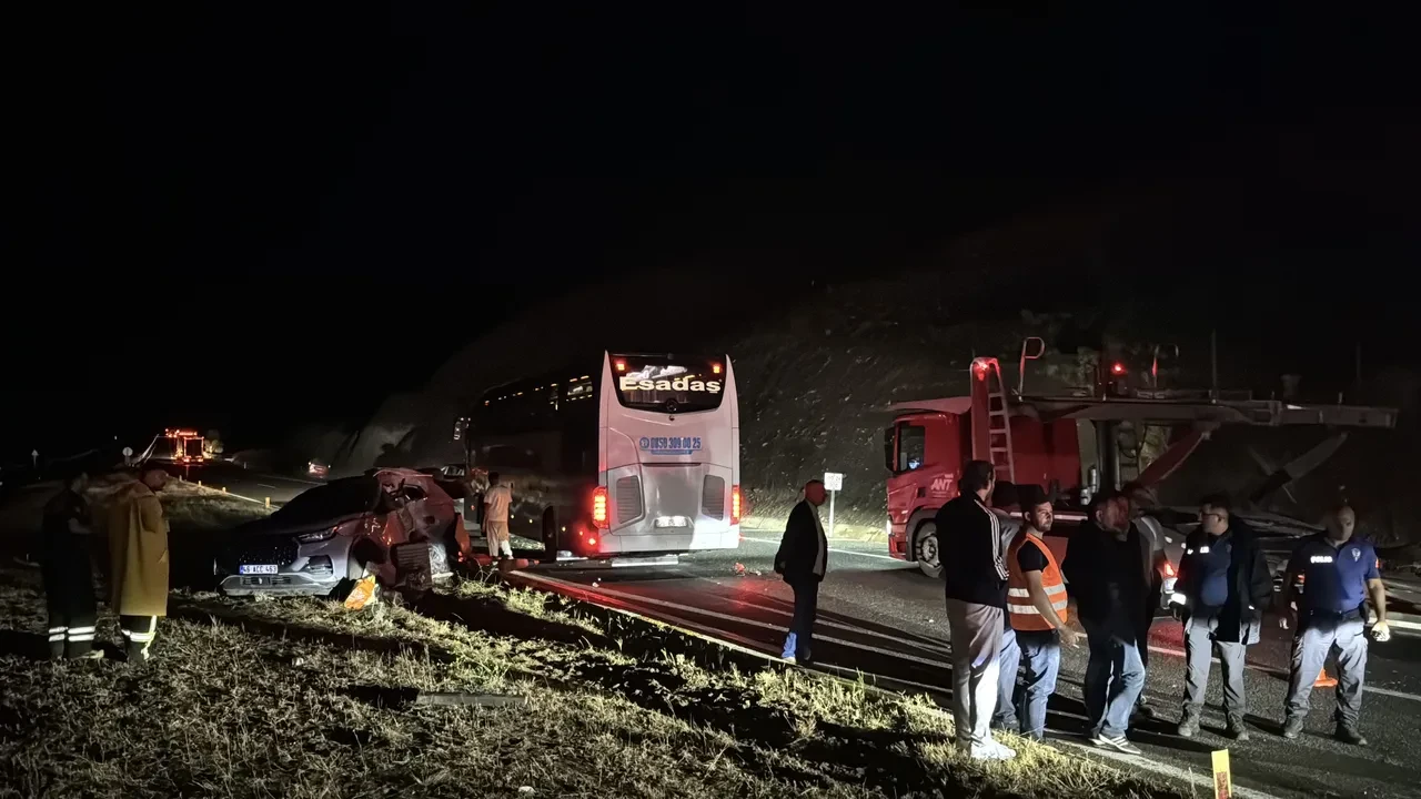 Erzincan’da yolcu otobüsü ile otomobil çarpıştı: 1'i ağır 7 yaralı