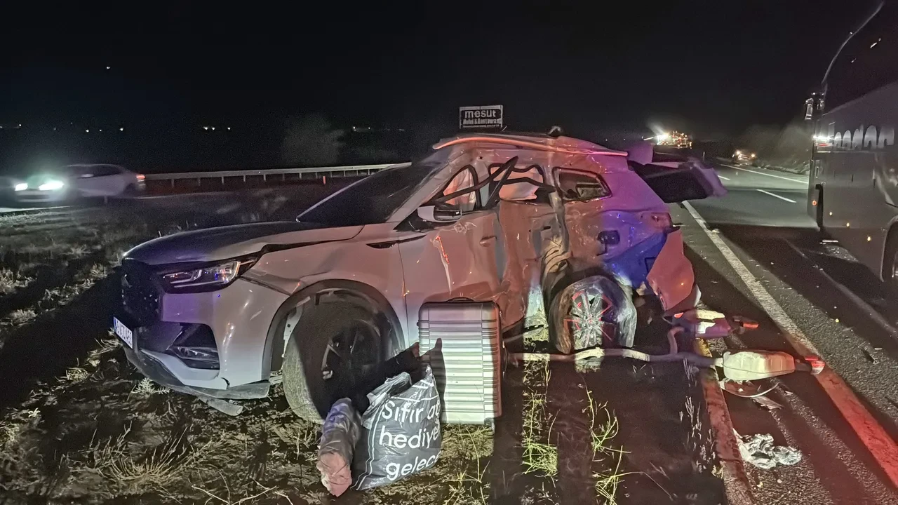  Erzincan’da yolcu otobüsü ile otomobil çarpıştı: 1'i ağır 7 yaralı