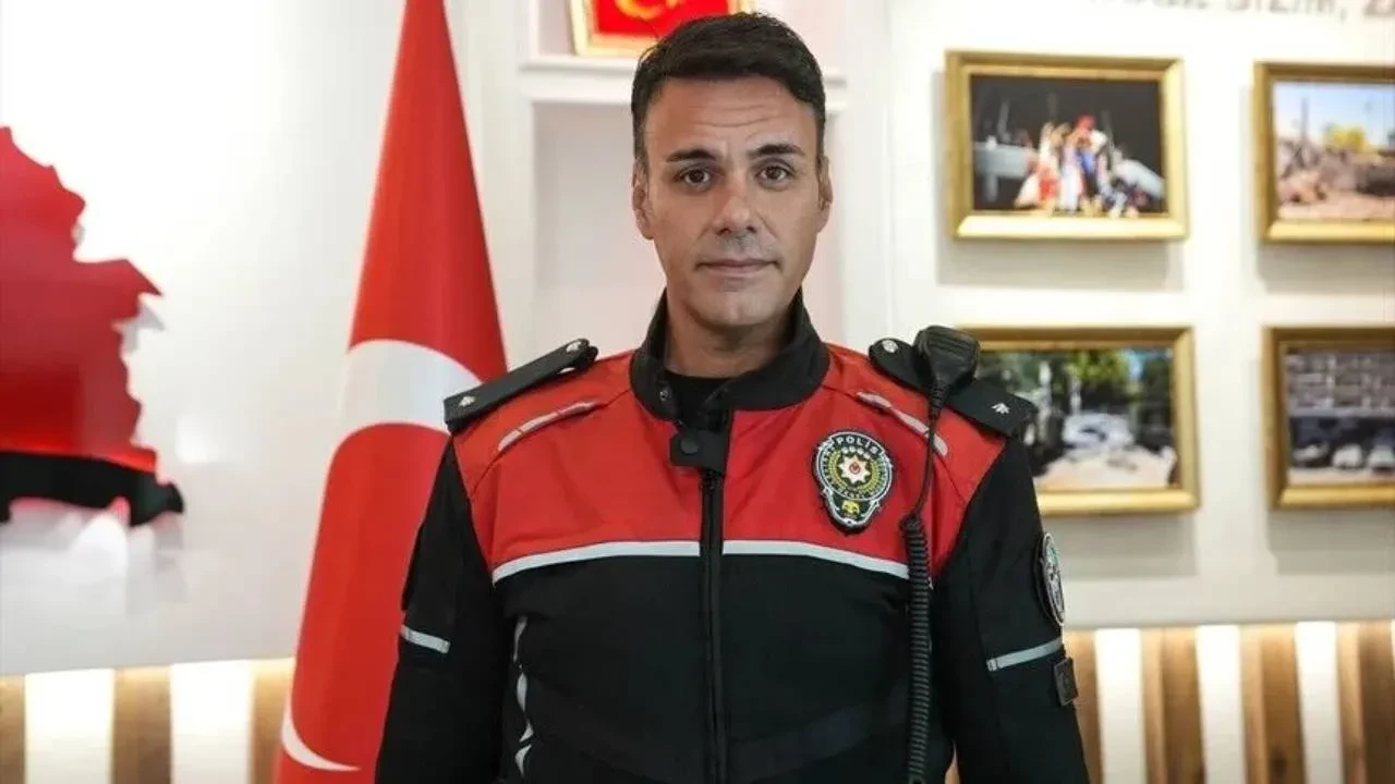 Fenerbahçe formalı çocuğun yanındaki polis o anları anlattı! "O küçük vücudundaki titreme gerçekten üzücüydü"