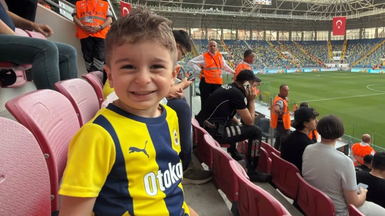 Fenerbahçe formalı çocuğun yanındaki polis o anları anlattı! "O küçük vücudundaki titreme gerçekten üzücüydü"