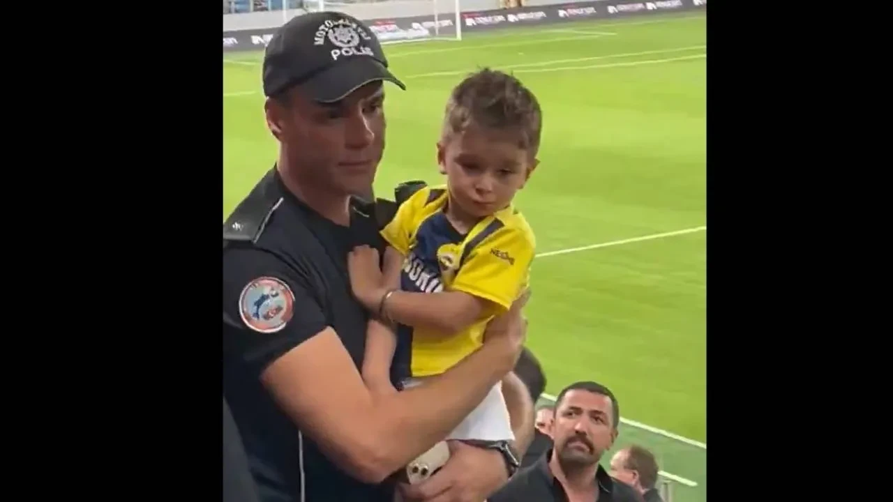 Fenerbahçe formalı çocuğun yanındaki polis o anları anlattı! "O küçük vücudundaki titreme gerçekten üzücüydü"