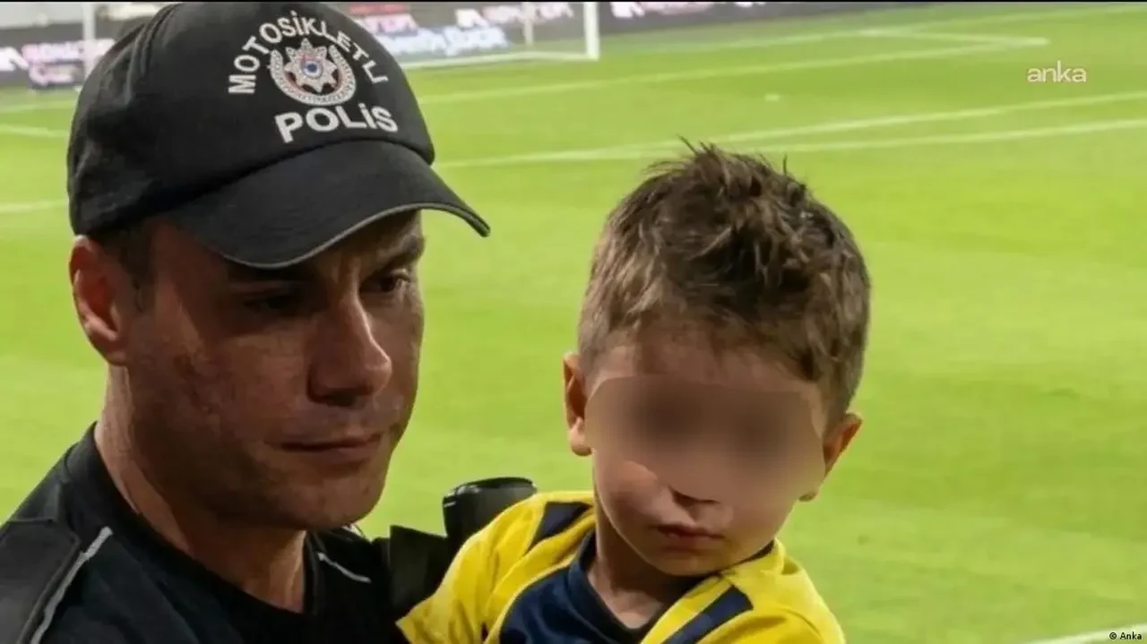 Fenerbahçeli minik taraftarı tribünden çıkartan komiser yardımcısı o anları anlattı: Çocuğun sorduğu sorular yürek burktu