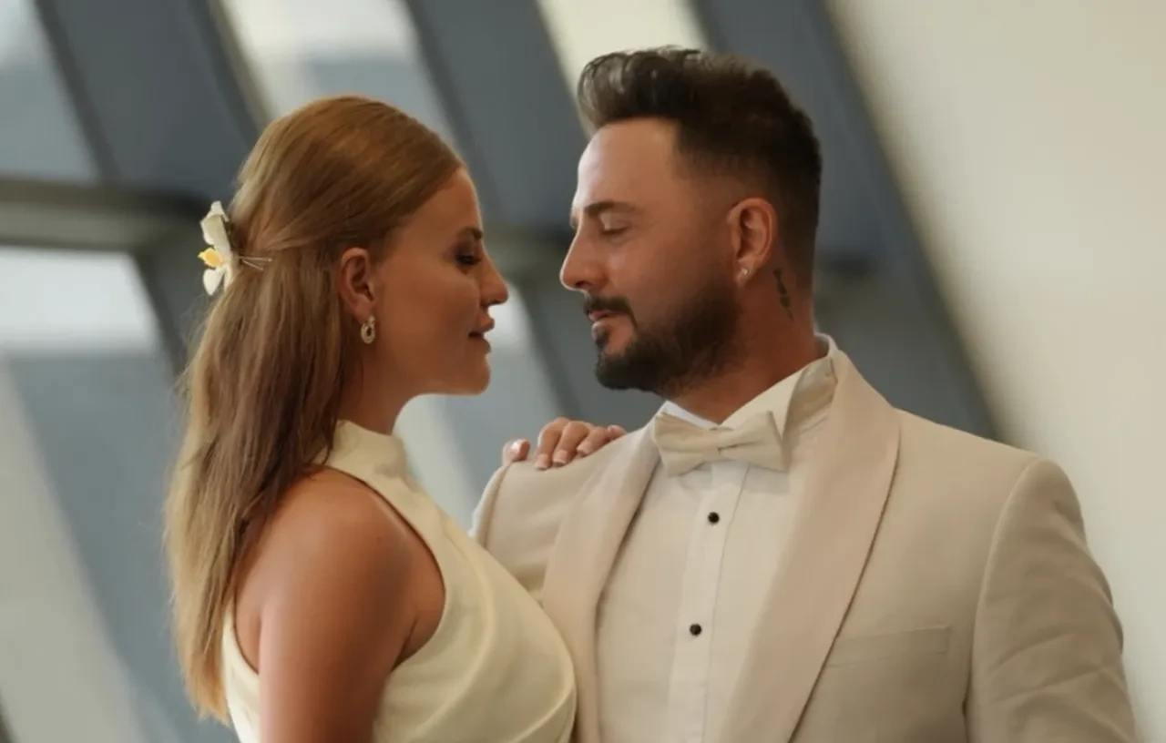 Gökhan Özen evlendi, hareketi alkış topladı: Depremzede aileye ev aldı