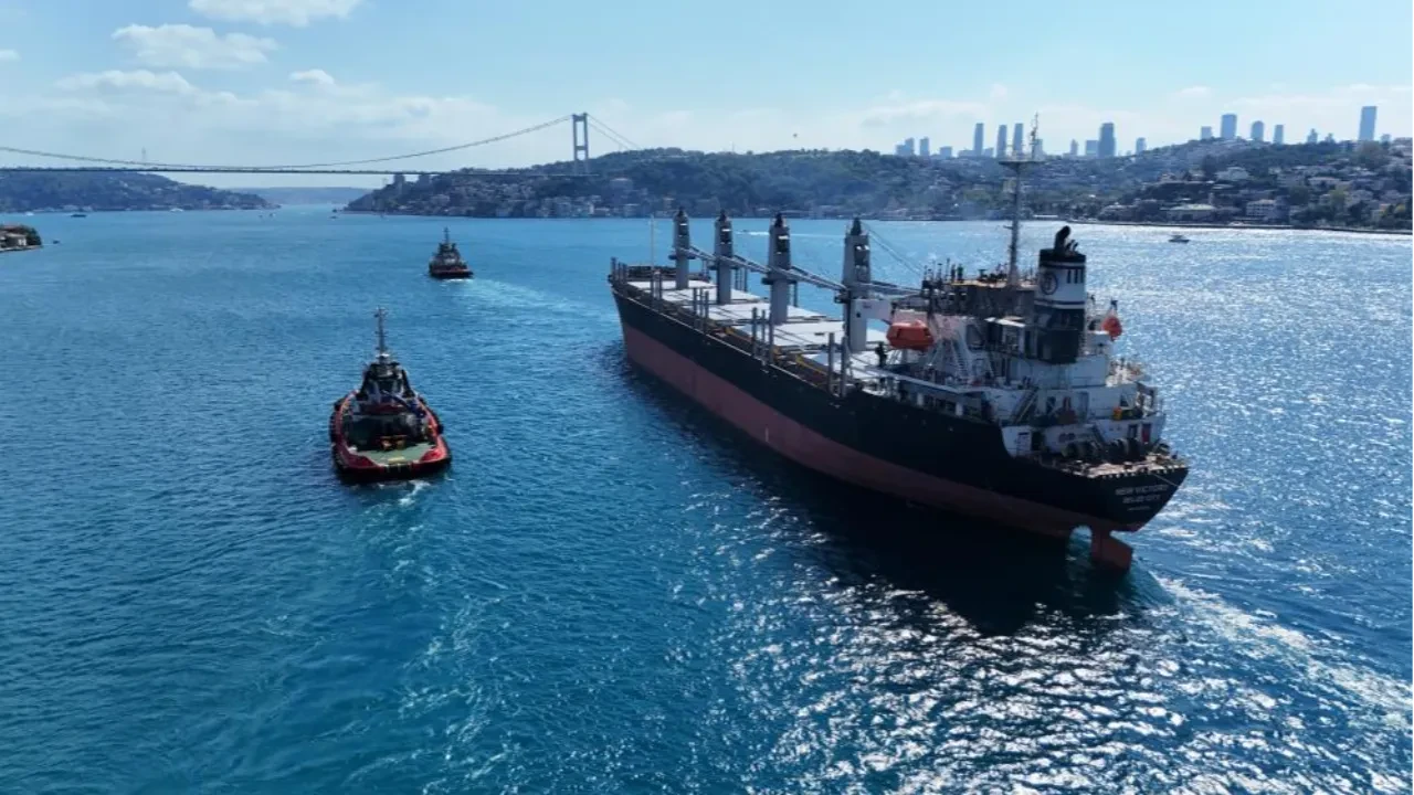 İstanbul Boğazı’nda acil durum alarmı: İHA saldırısına uğrayan dev gemi için trafik çift yönlü kapatıldı
