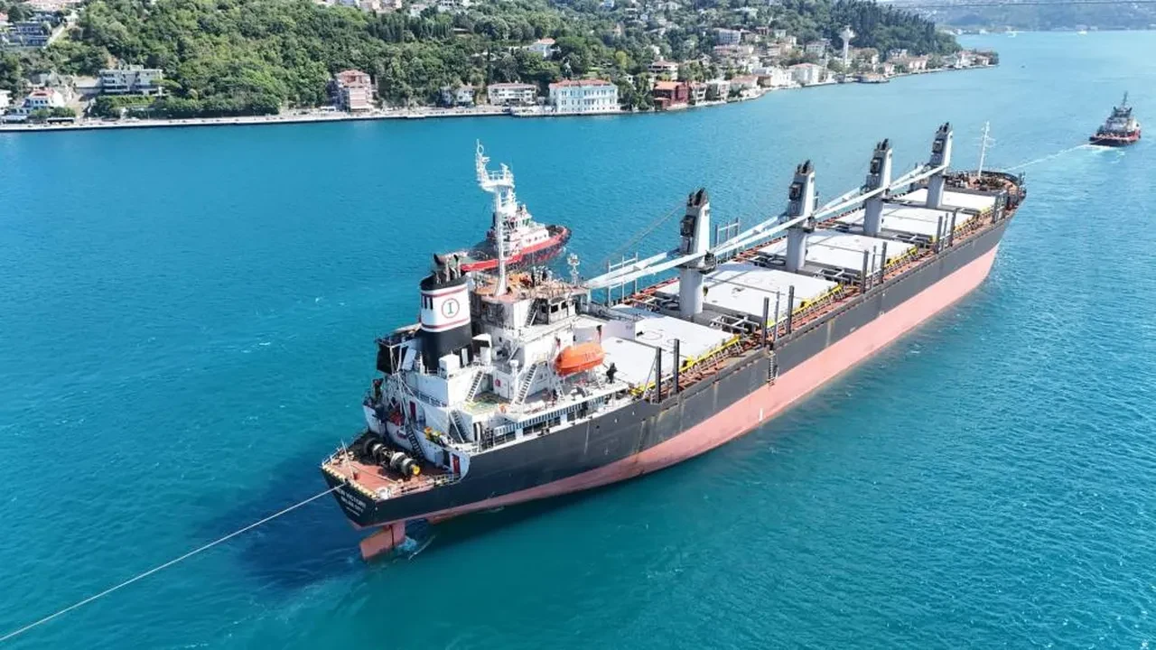 İstanbul Boğazı’nda acil durum alarmı: İHA saldırısına uğrayan dev gemi için trafik çift yönlü kapatıldı
