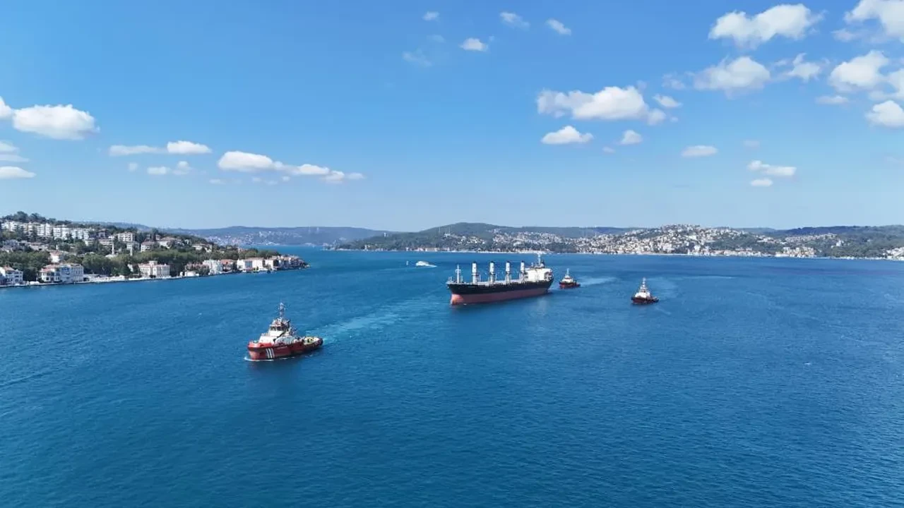 İstanbul Boğazı’nda acil durum alarmı: İHA saldırısına uğrayan dev gemi için trafik çift yönlü kapatıldı