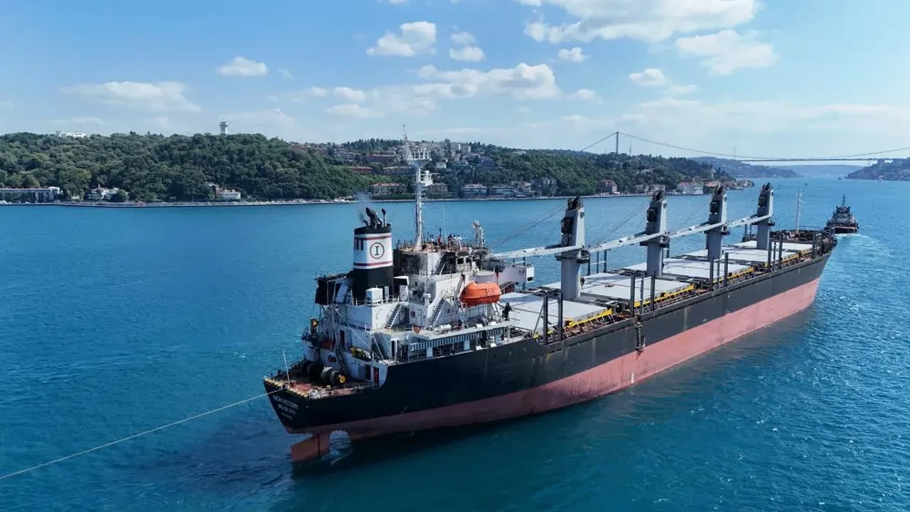İstanbul Boğazı’nda acil durum alarmı: İHA saldırısına uğrayan dev gemi için trafik çift yönlü kapatıldı