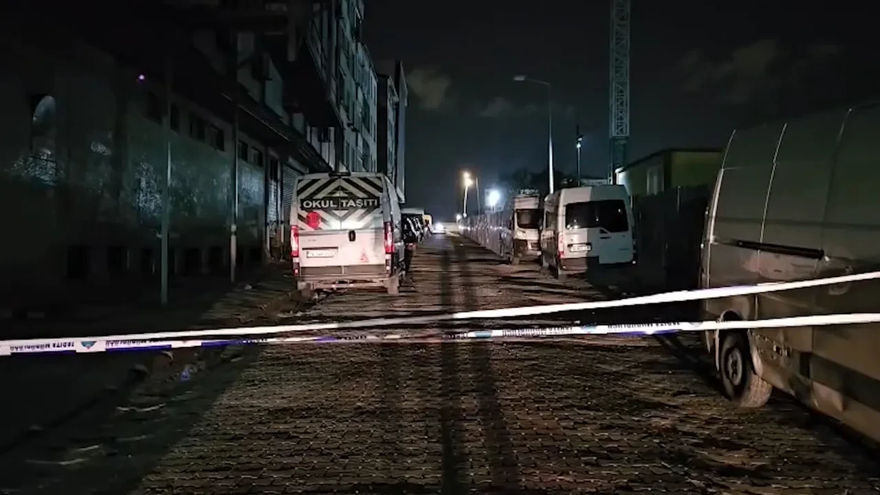 İstanbul'da korkutan görüntü: Yol çatladı, sokak kapatıldı