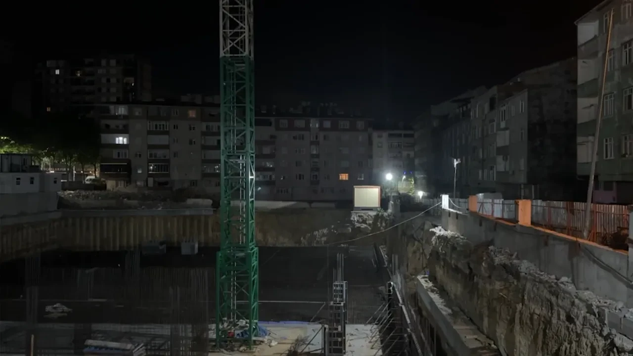 İstanbul'da korkutan görüntü: Yol çatladı, sokak kapatıldı