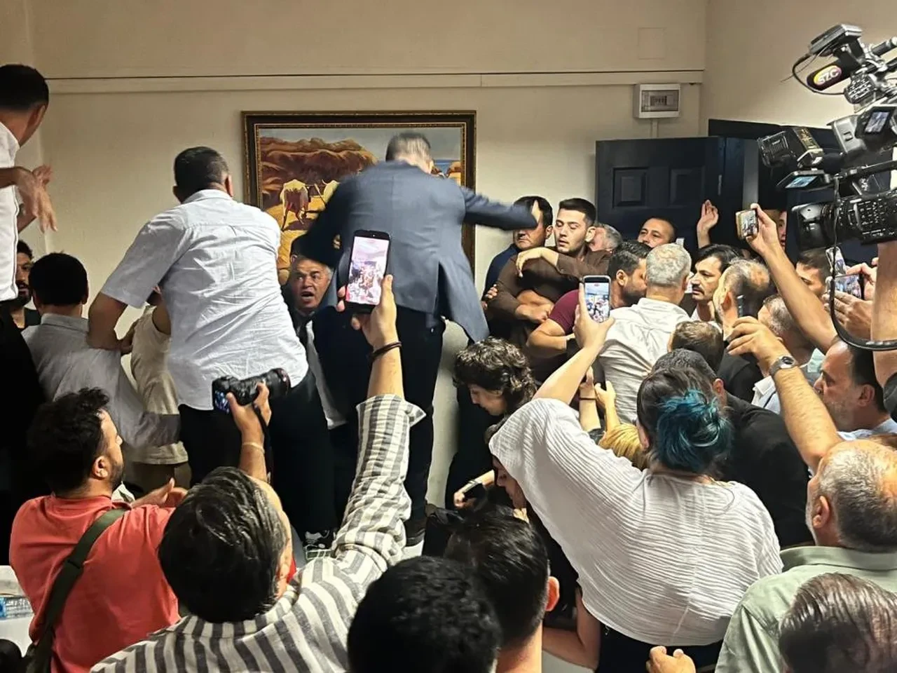 İzmir Menderes Belediyesi AK Parti'ye geçti! Seçim sırasında yumruklu kavga çıktı