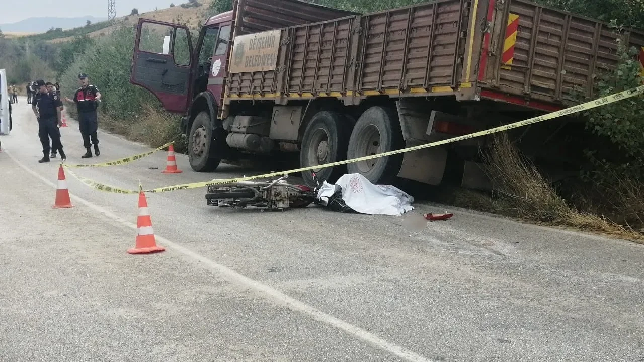 Kamyonla motosikletin feci kazası! 19 yaşındaki genç canından oldu