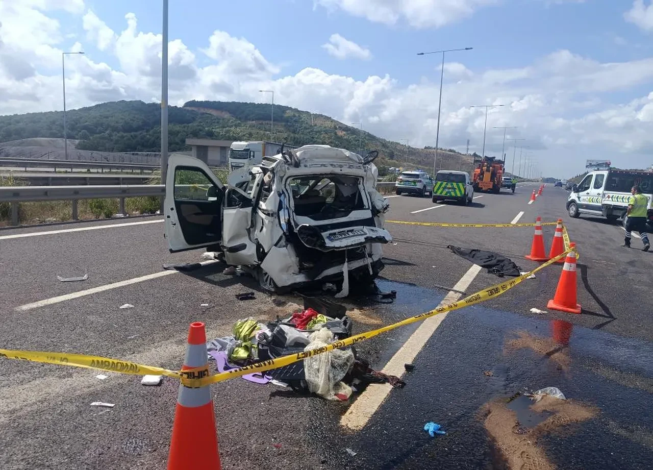 Kuzey Marmara Otoyolu'nda kargo kamyonu ticari araca çarptı: 2 ölü, 6 yaralı