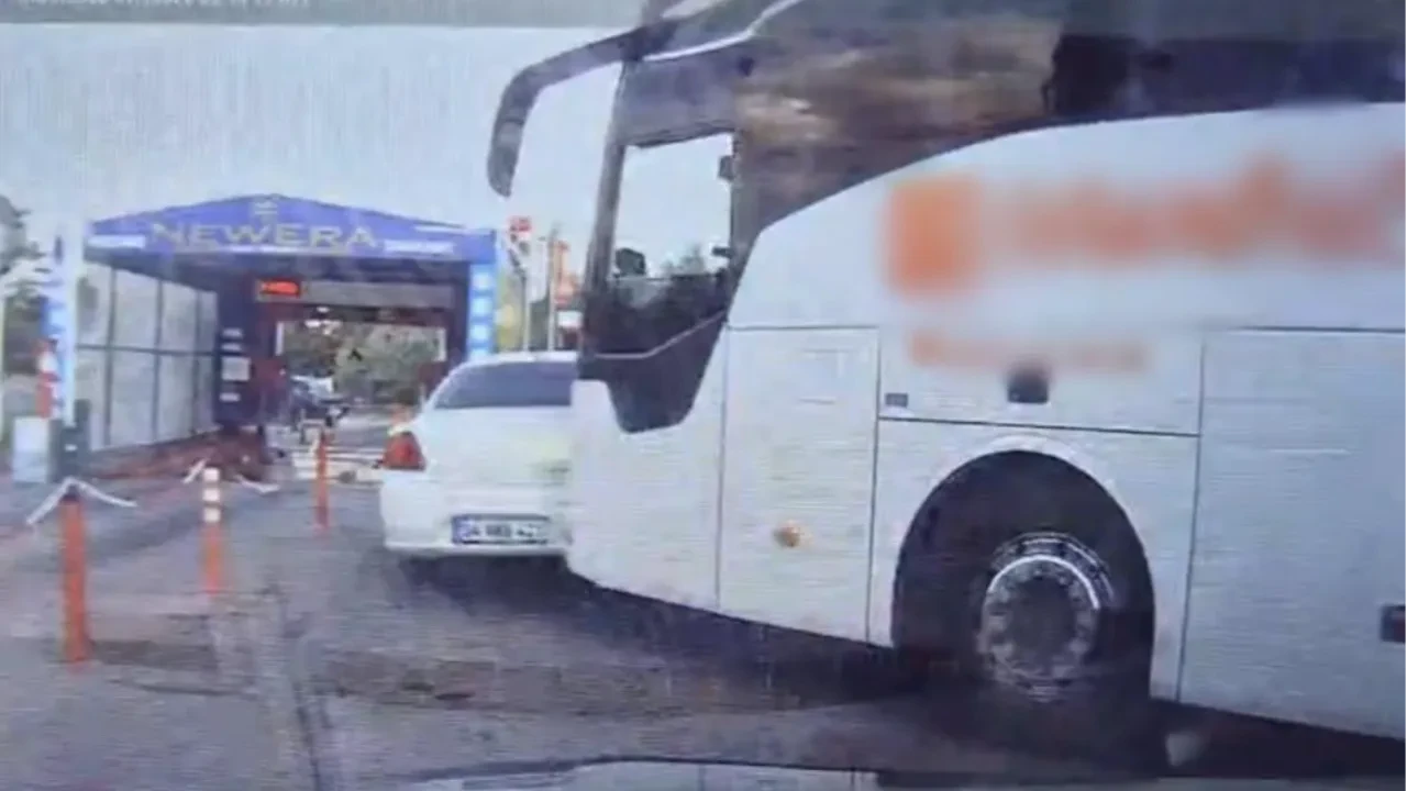 Tekirdağ’da yolcu otobüsünün otomobili sürüklediği anlar kamerada!