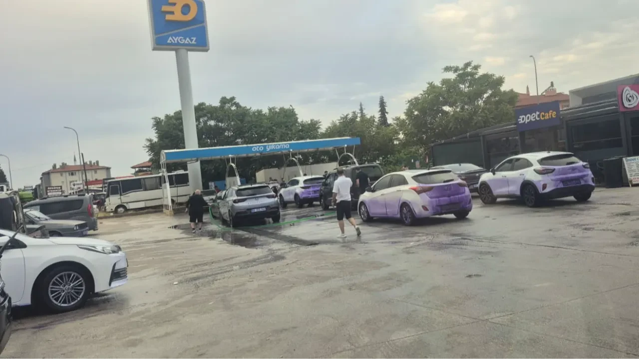 Yoldan geçen araçlar pembeye döndü! Afyonkarahisar’daki yoldan bir geçen bir de geçmeyen pişman