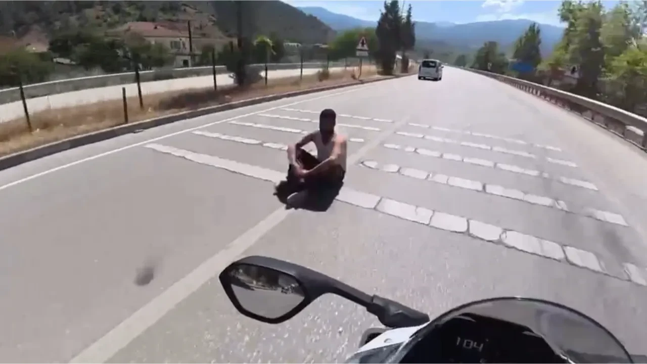 Yolun ortasına oturdu, trafiği tehlikeye attı! O anlar kamerada