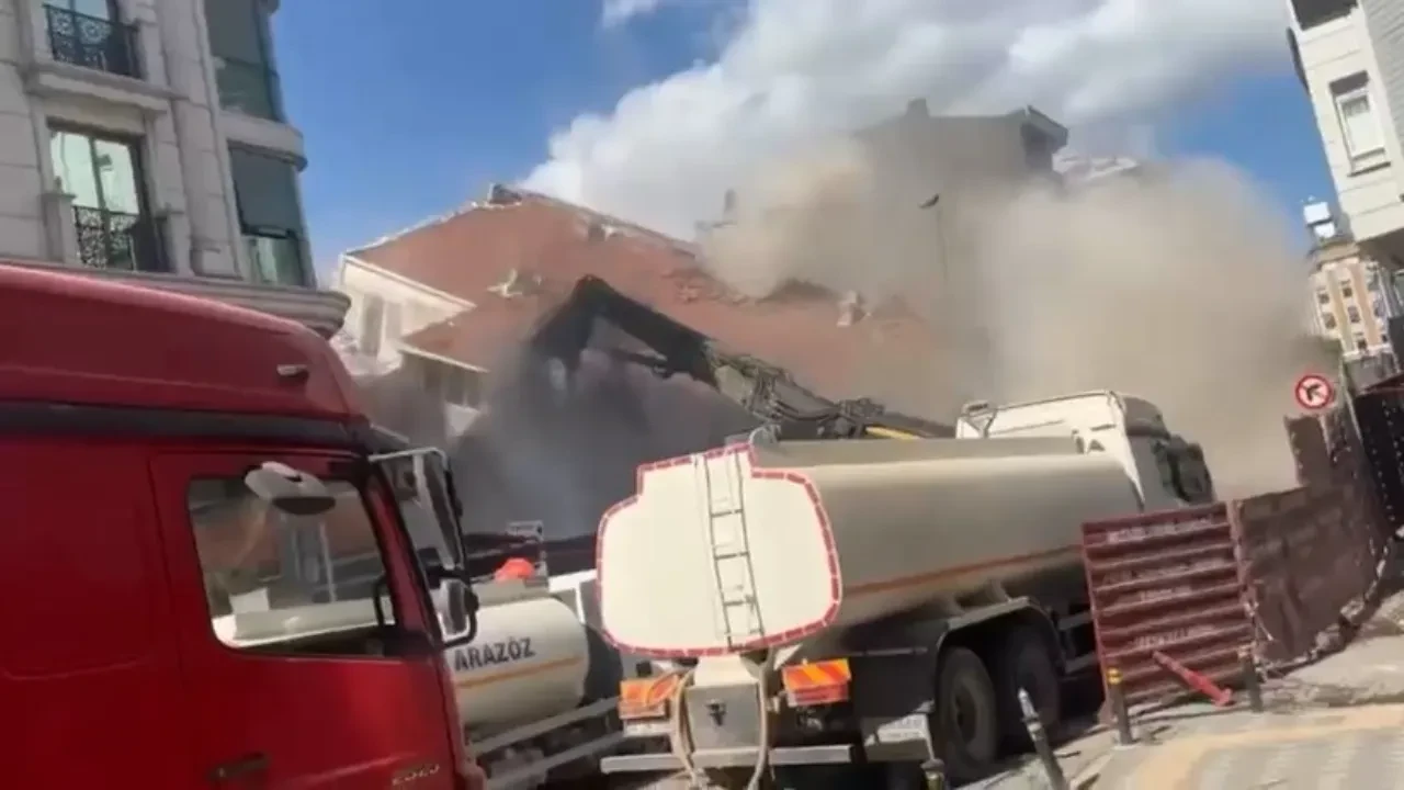 Zeytinburnu’nda yıkım sırasında 4 katlı bina çöktü: O anlar kamerada