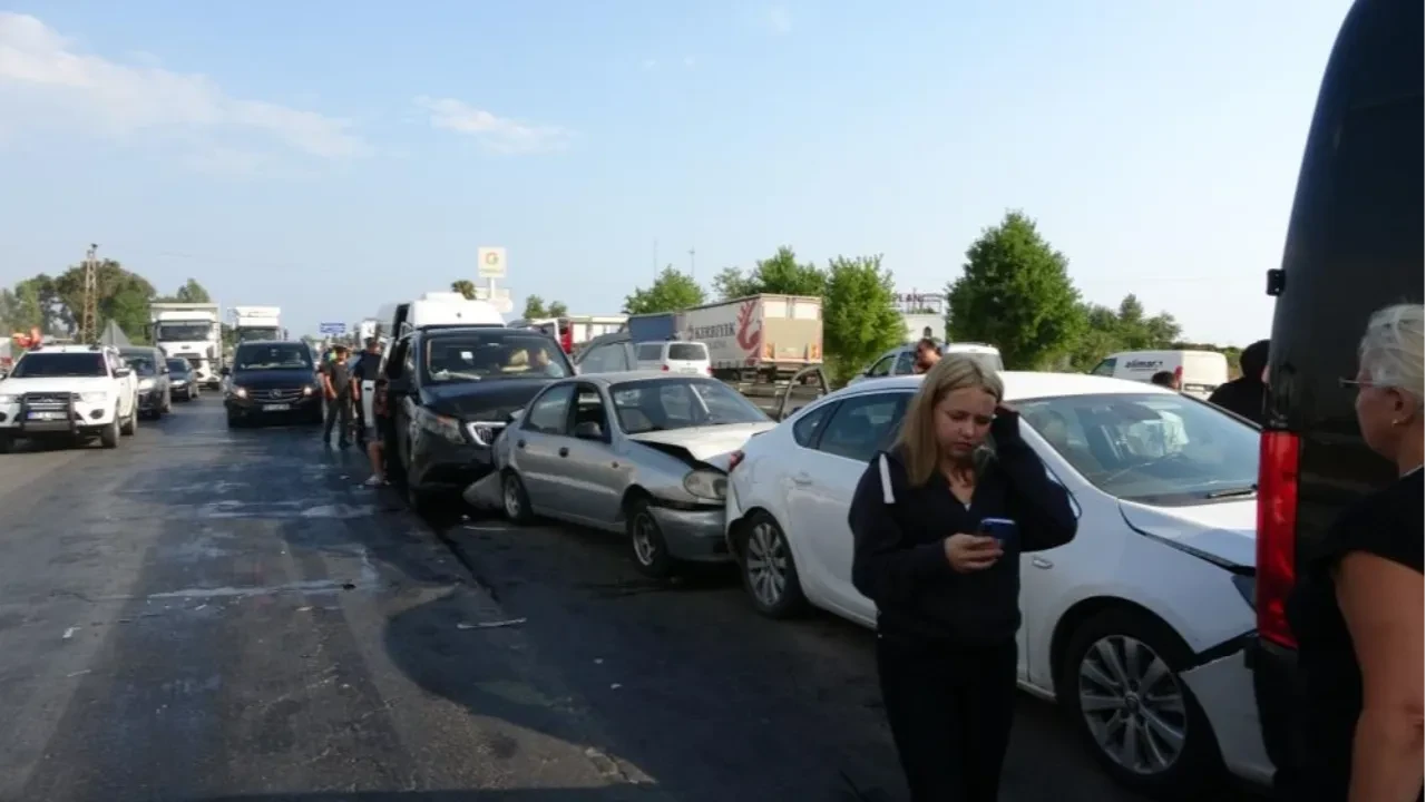 Antalya'da zincirleme trafik kazası: 17 kişi yaralı
