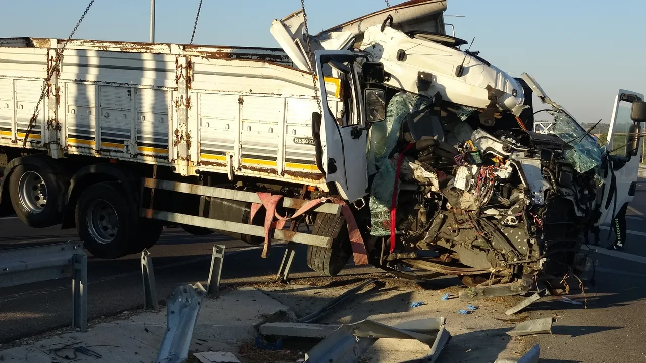 Çanakkale’de feci kaza: Kamyon bariyerlere ok gibi saplandı
