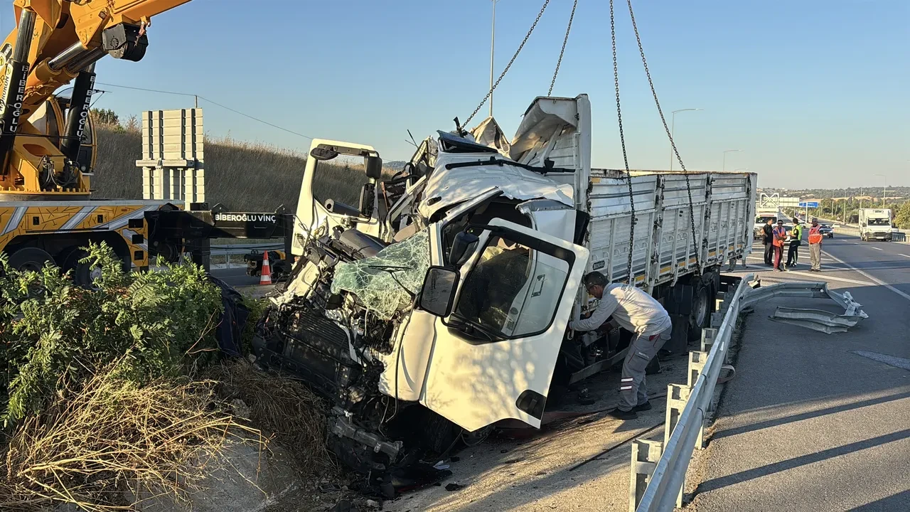 Çanakkale’de feci kaza: Kamyon bariyerlere ok gibi saplandı