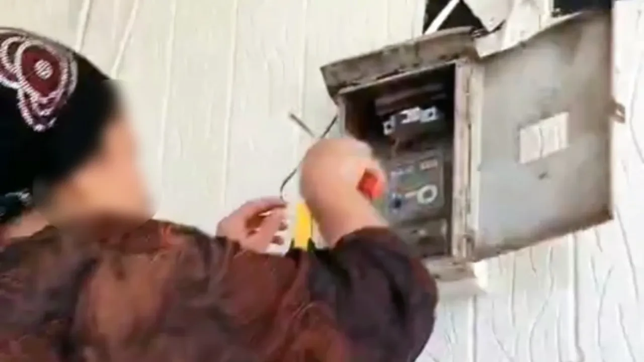 Ekiplere aldırış bile etmediler! Vatandaşın sayaca müdahale anları kamerada