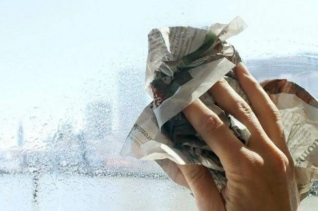 Eski gazeteler cam ve aynaların vazgeçilmezi! Bakın ne işe yarıyor