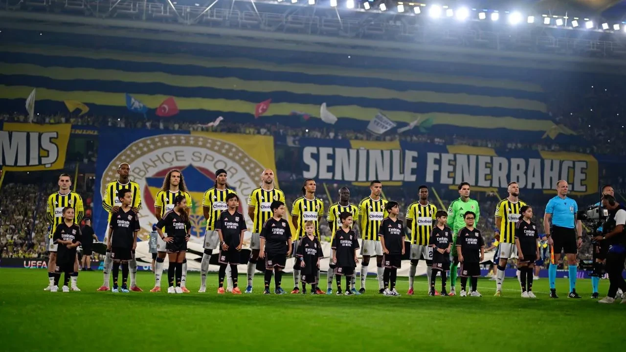 Fenerbahçe'den Lyon maçına özel koreografi! Kadıköy'de görsel şölen oluştu