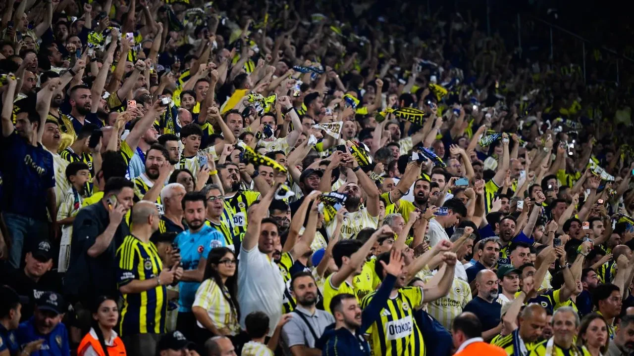 Fenerbahçe'den Lyon maçına özel koreografi! Kadıköy'de görsel şölen oluştu
