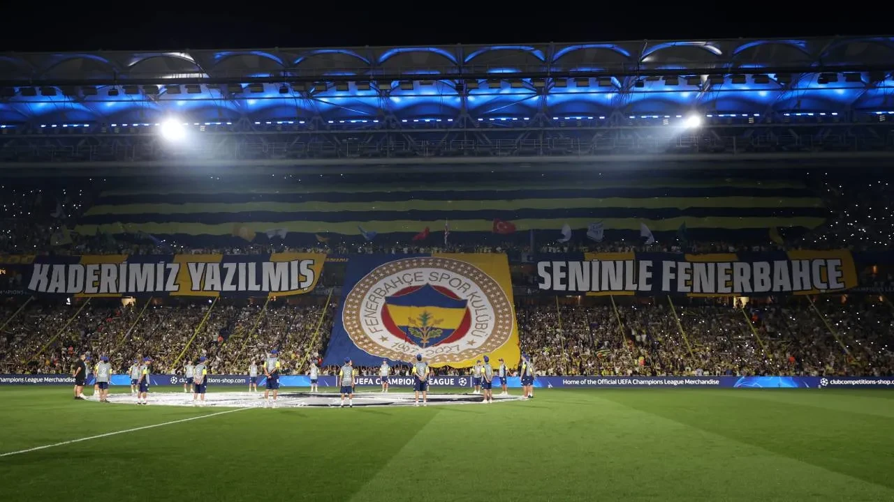 Fenerbahçe'den Lyon maçına özel koreografi! Kadıköy'de görsel şölen oluştu