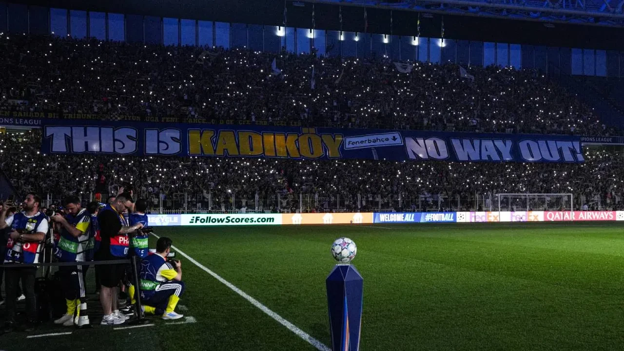 Fenerbahçe'den Lyon maçına özel koreografi! Kadıköy'de görsel şölen oluştu