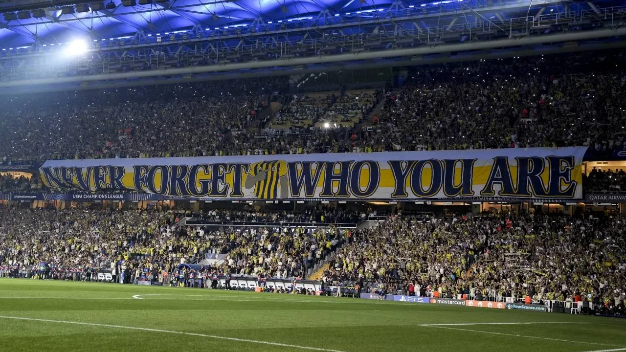 Fenerbahçe'den Lyon maçına özel koreografi! Kadıköy'de görsel şölen oluştu
