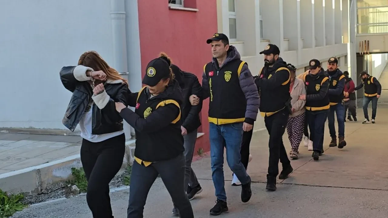 Fuhuş çetesine eş zamanlı operasyon! 3 kadın kurtarıldı, 4 tutuklama var