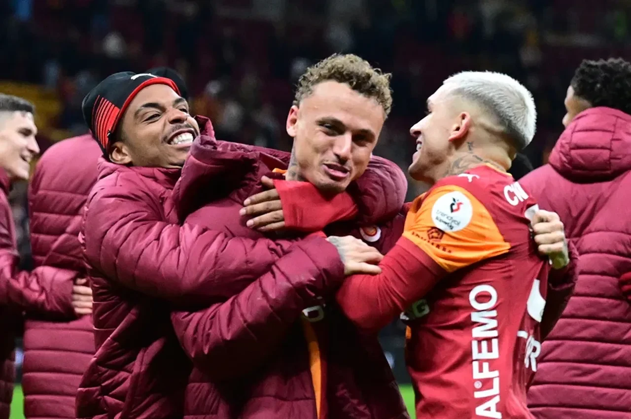Galatasaray’da sol kanat operasyonu: Noa Lang için Napoli ile resmi görüşmeler başladı!