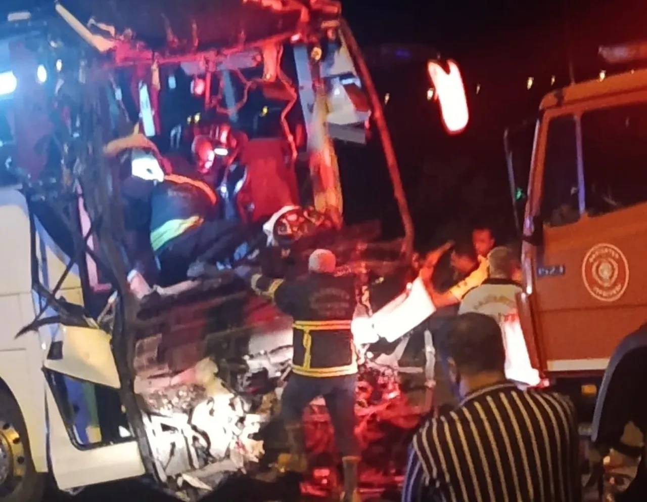 Gaziantep'te yolcu otobüsü tırla çarpıştı: Ölü ve yaralılar var