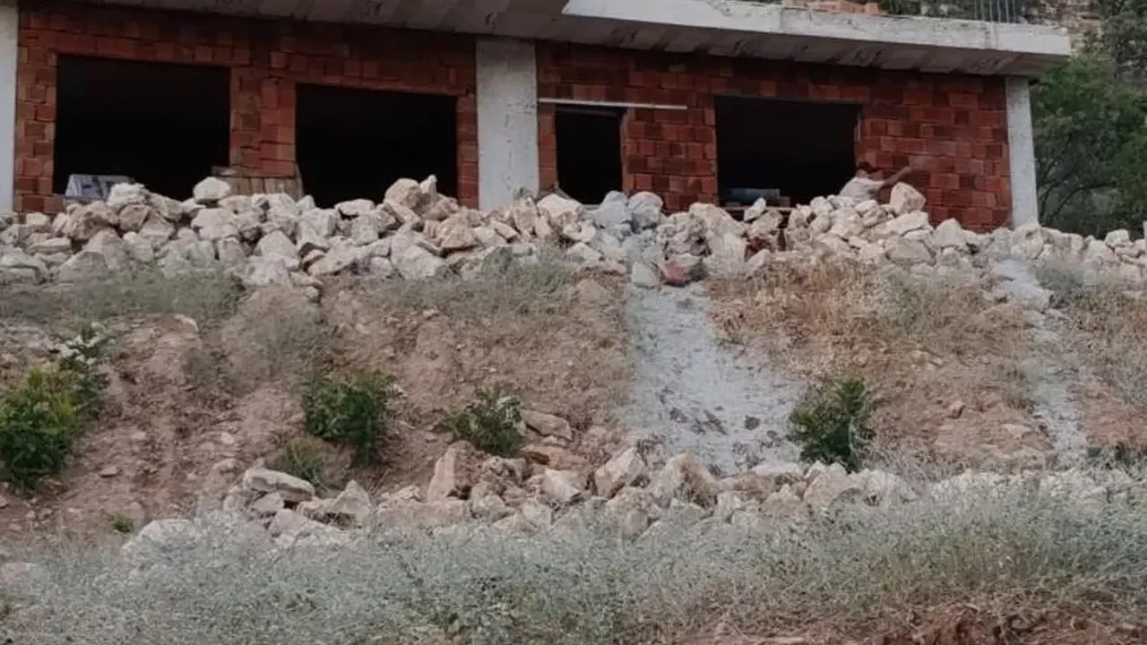 Gercüş’te iskeleden düşen taş ustası ağır yaralandı