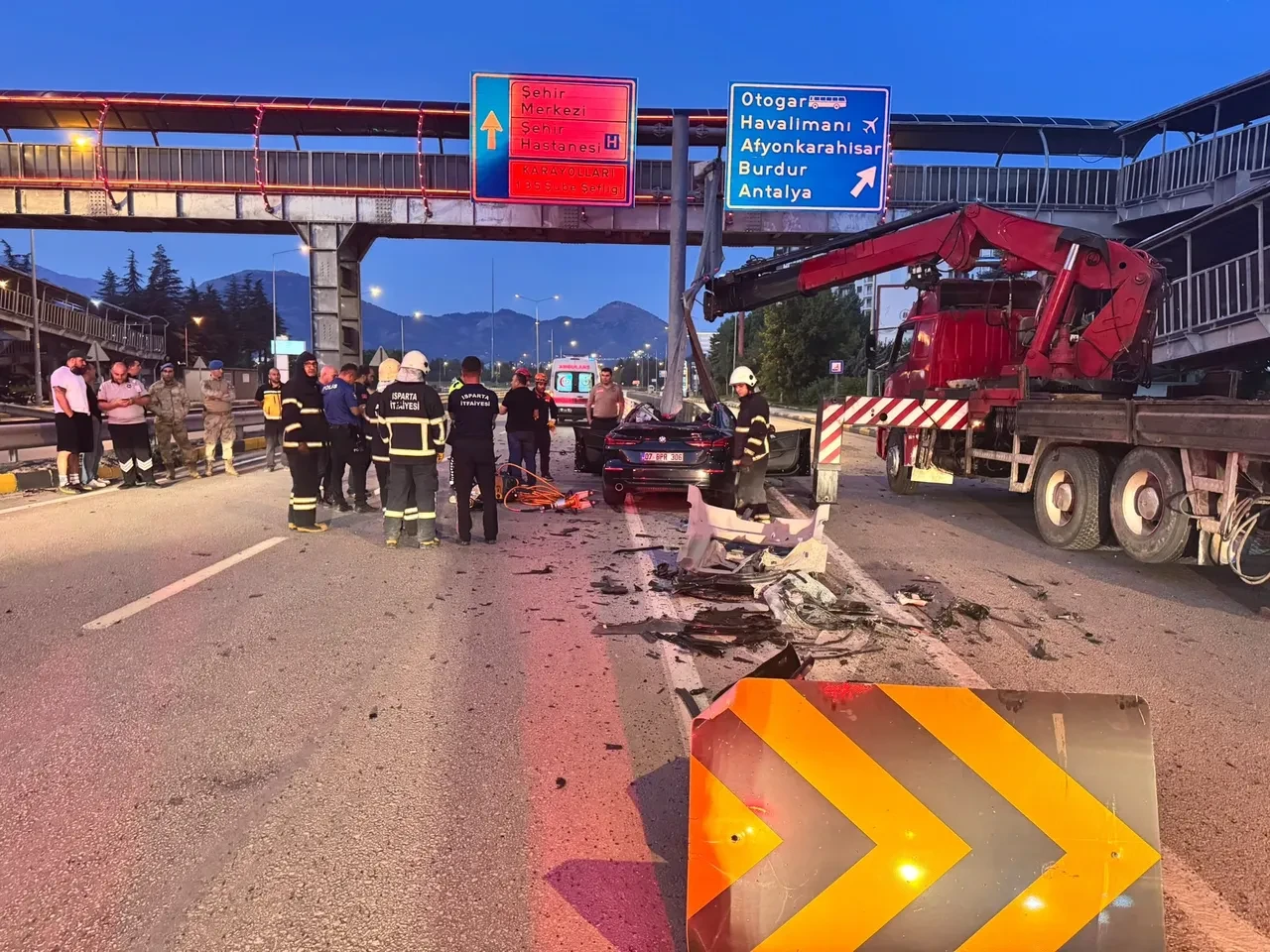 Isparta'da feci kaza! Lüks araç un ufak oldu: Sürücü sıkıştığı yerde hayatını kaybetti