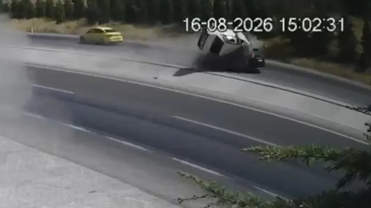 Konya'da feci kaza: Yola fırlayan parçadan kurtulmak isterken karşı şeride uçtu! 2 ölü