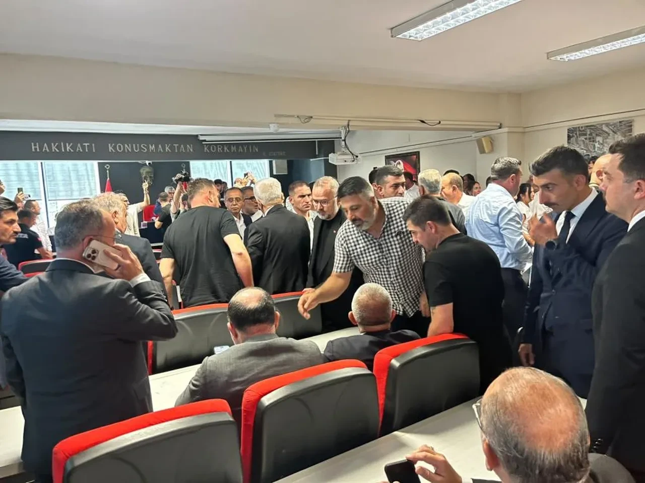 Menderes Belediyesi CHP'den AK Parti'ye geçti! Seçilen Başkan Vekili Asuman Şen'e Erdoğan'dan ilk talimat geldi