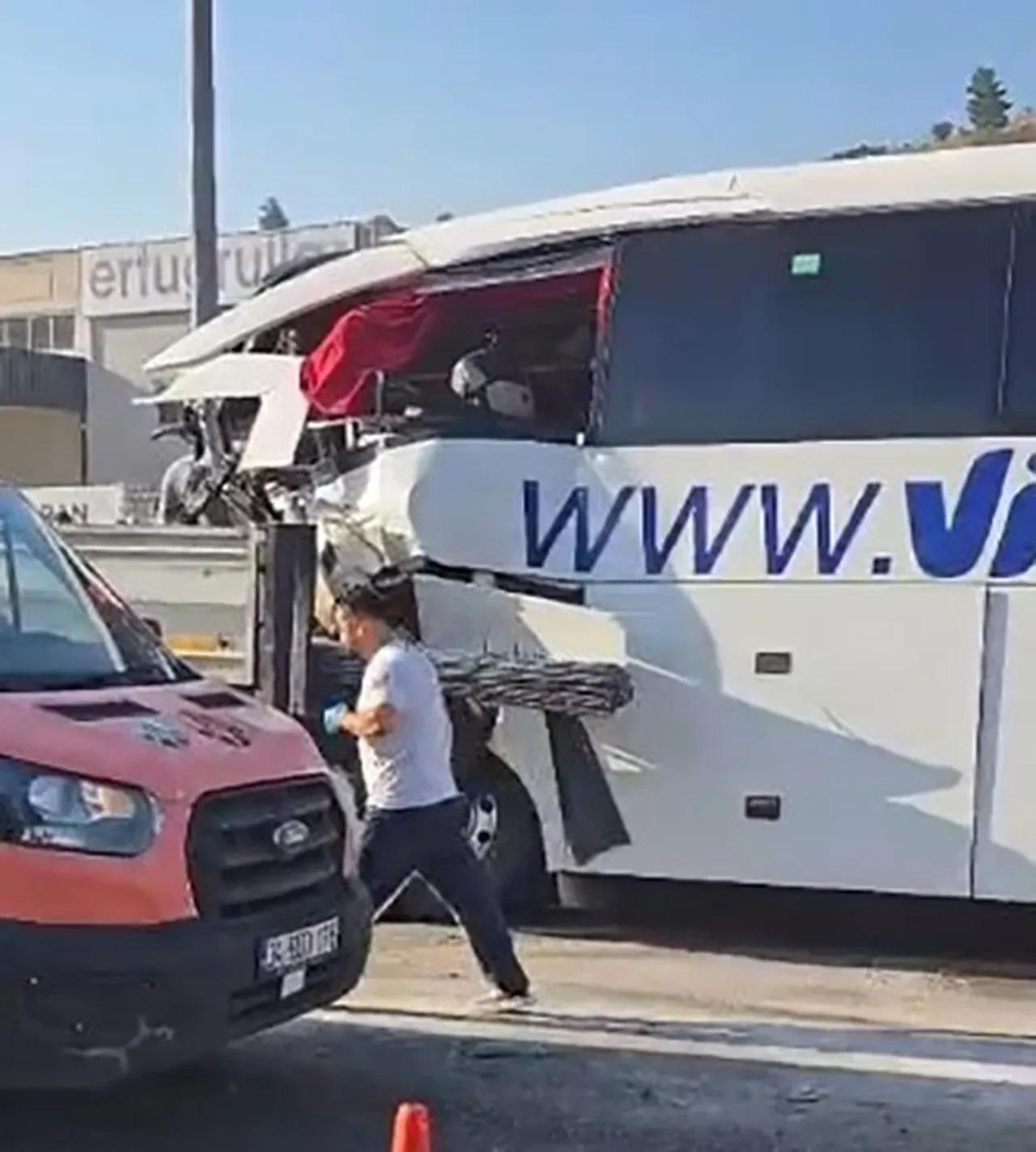 Muğla'da yolcu otobüsü tıra arkadan çarptı! Ölü ve yaralılar var
